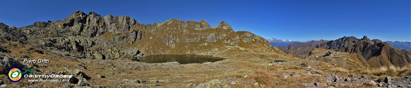 46 Gran bella vista panoramica con da sx Cima Piazzotti or. , Lago Piazzotti, Rif. Benigni, Monte Valletto .jpg